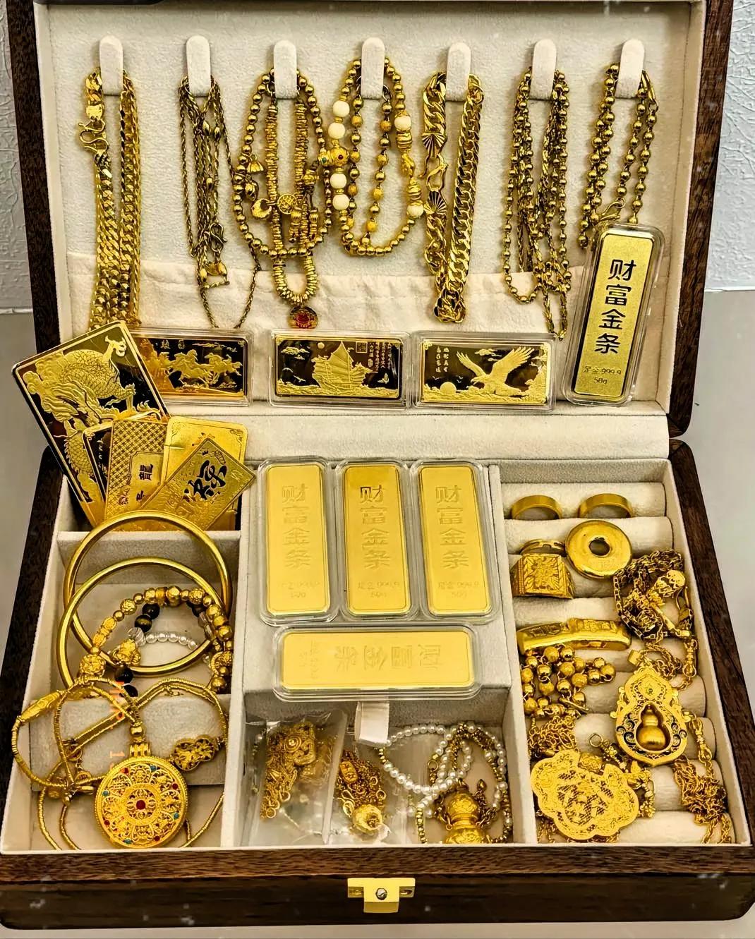 手里持有黄金的朋友，今晚怕是要睡不着了！今晚金价这波动，真是让不少拿金子的人