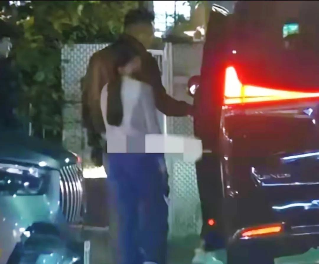 汪总又回台湾陪闺女了这背影很像大S父亲对女儿无微不至的照顾让孩子很有安全感