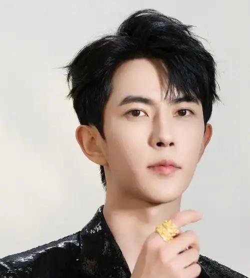 今天的娱乐圈真的太“炸裂”了！第一个炸裂的消息是，37岁的于朦胧凌晨在朋友家中