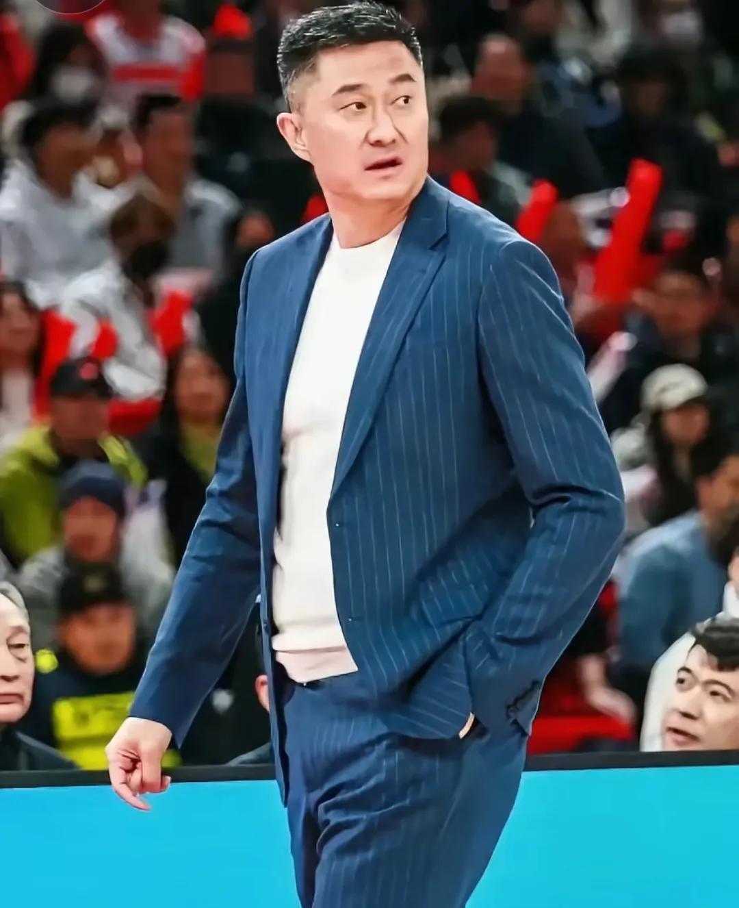 一觉醒来，咋滴杜峰离开广东宏远教练一职，辽篮和宏远在比谁的新闻更加炸裂吗，前有张