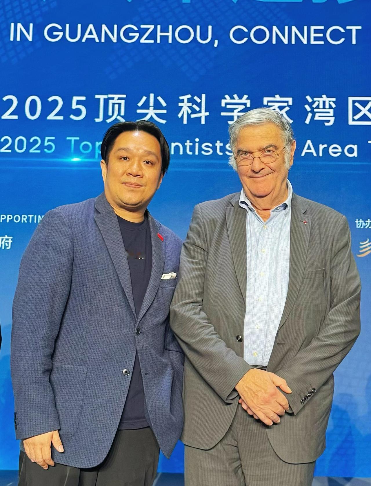 塞尔日·阿罗什是一位在量子物理学领域做出奠基性贡献的法国物理学家，因其开创性的实