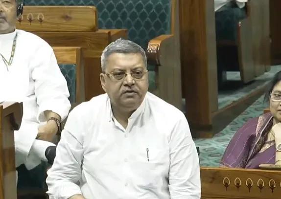 草根国大党议员KalyanBanerjee在议会就“朱砂行动”发表讲话时说道：