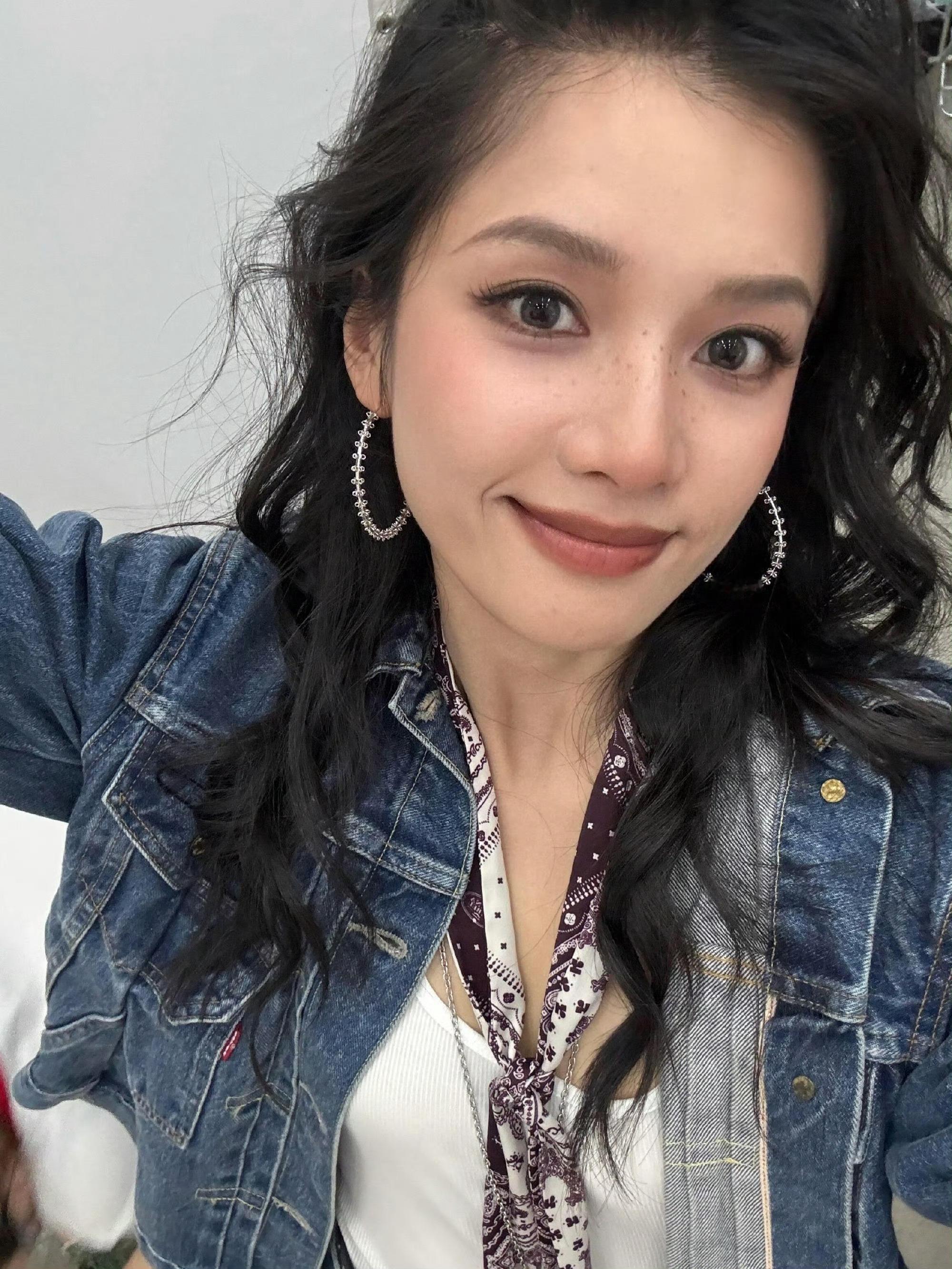 张婧仪张婧仪雀斑妆大波浪，太nice了[红脸笑]​​​