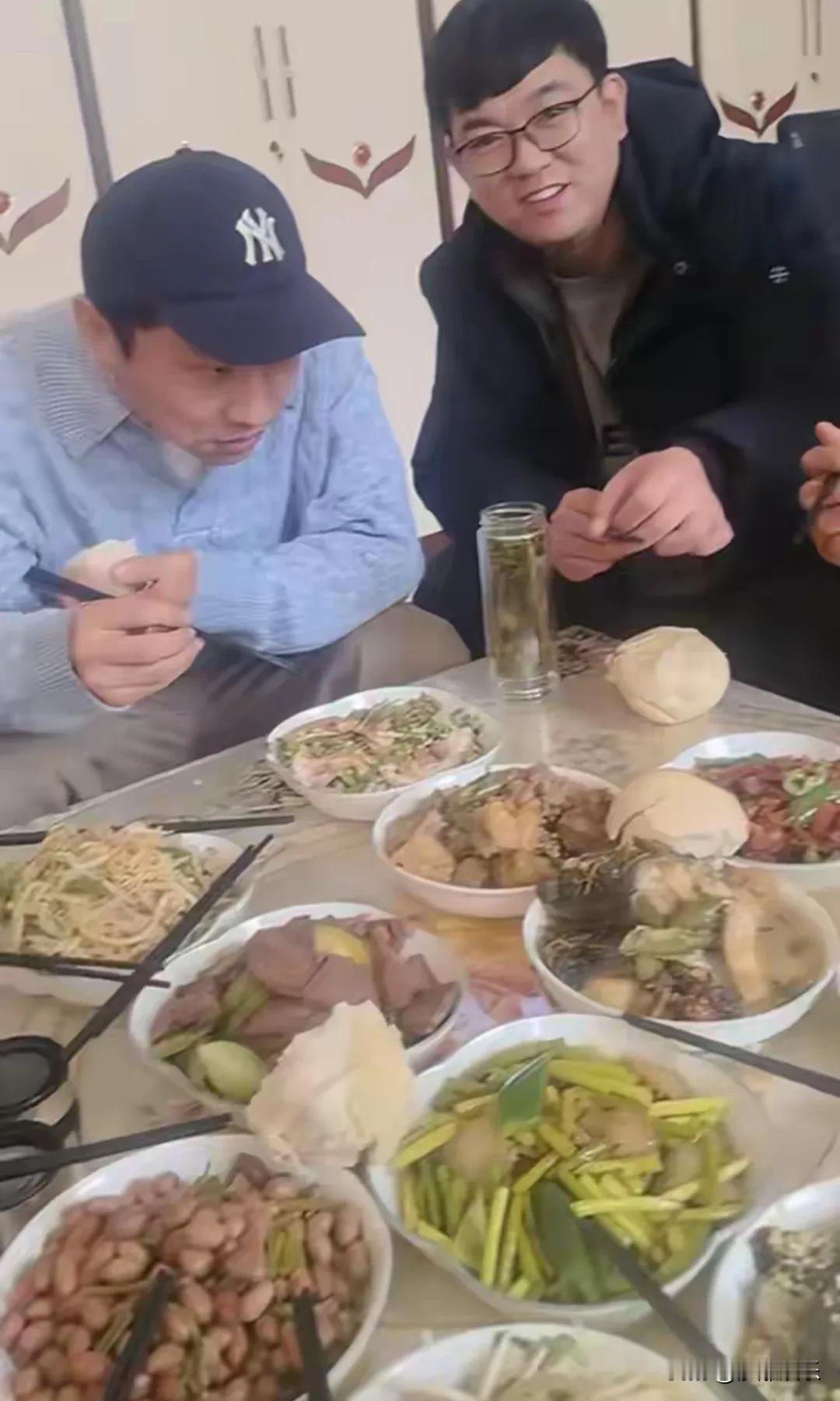 徐志胜大年初二走亲戚，家宴啃馒头配豆角，座驾曝光后网友坐不住了过年期间，当大