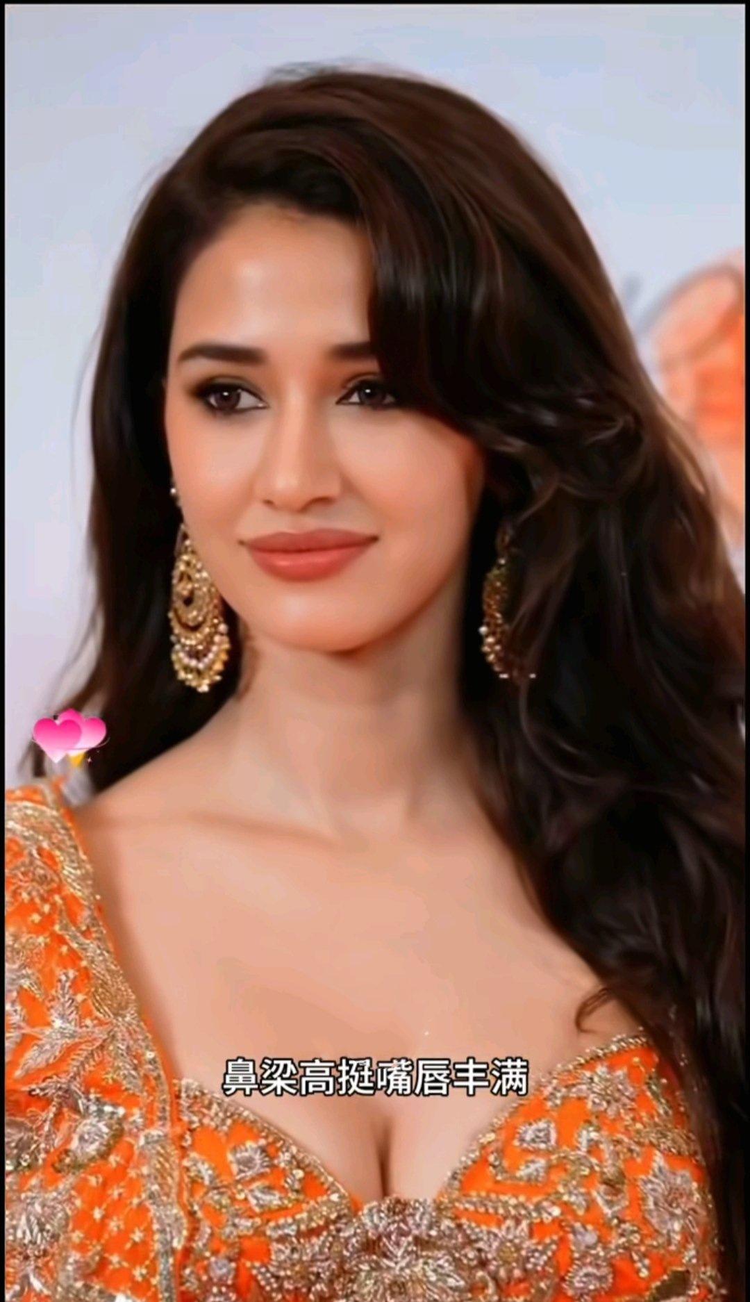 印度姑娘妮迪·阿格瓦尔刚唱完新电影的宣传歌，踩着高跟鞋、亮片裙还没闪够，台下突然