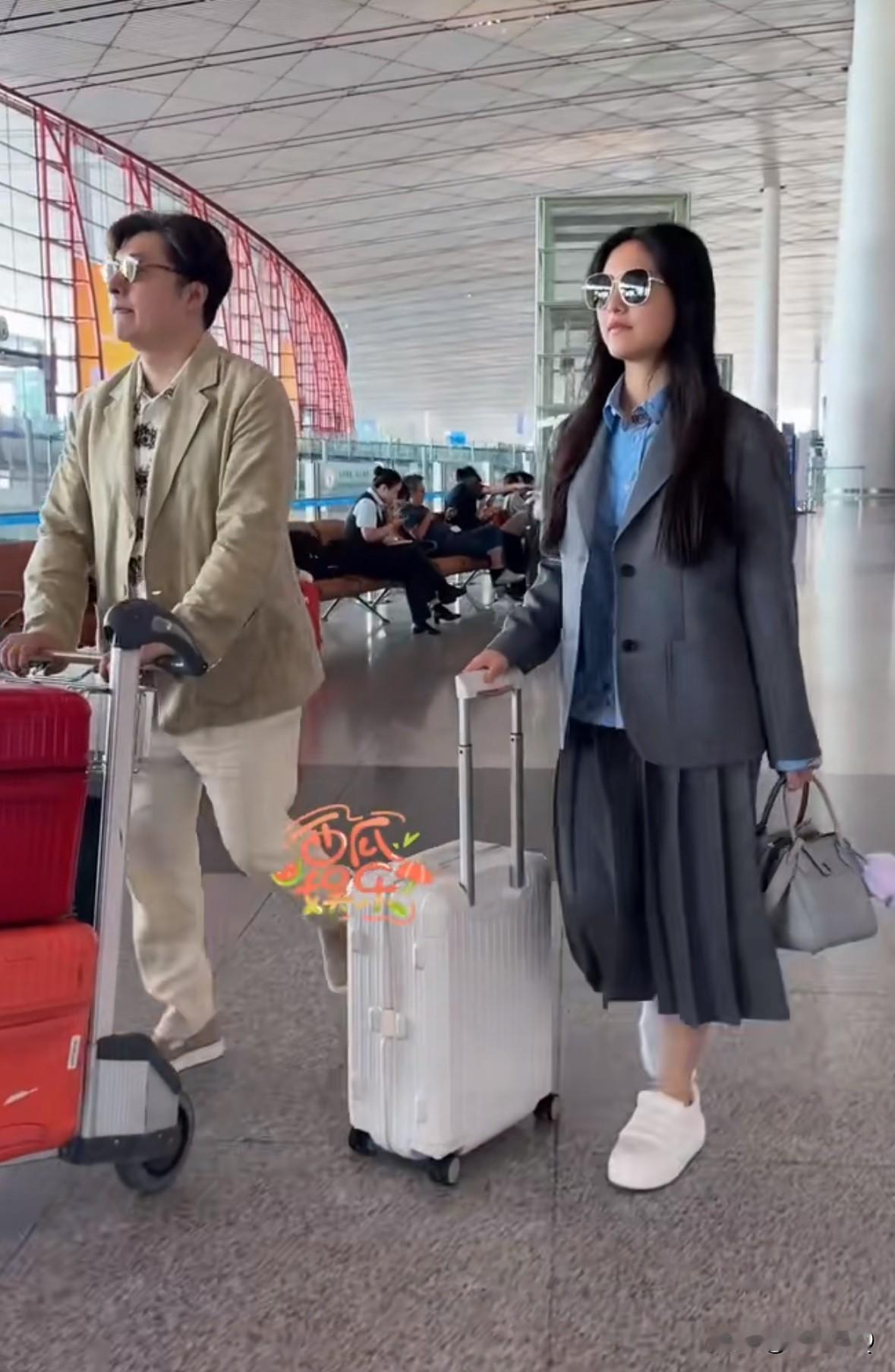 王岳伦机场送别女儿王诗龄赴英读书，今日的王诗龄一身学院风穿搭，终于找到适合她年龄