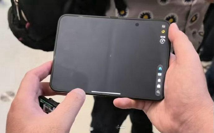 iPhoneDuo折痕折叠屏是一定会有折痕的，只不过我没想到的是苹果居然用了