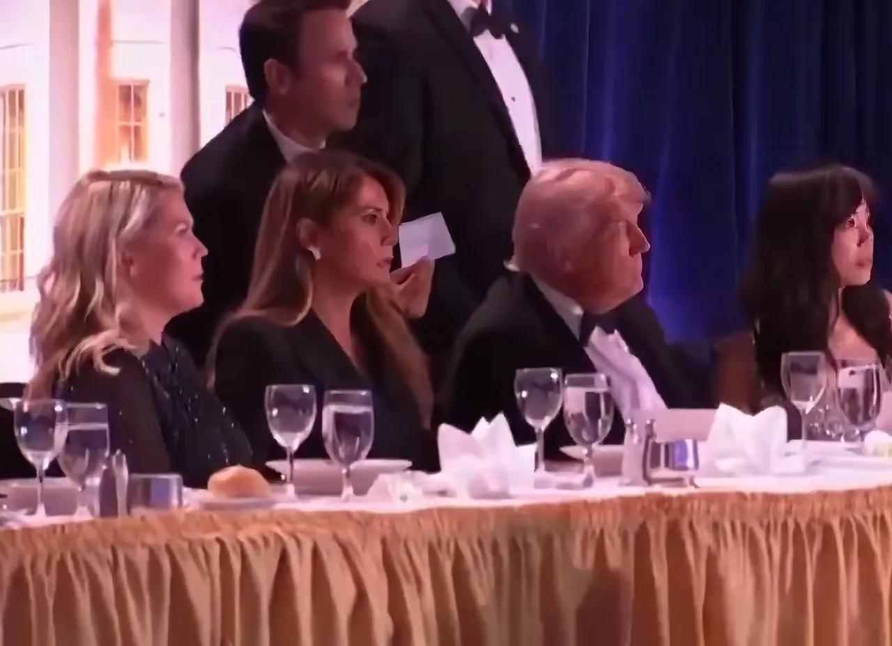 万万没想到，枪击事件发生后，安保人员第一个撤离的是美国副总统万斯，而没有第一个撤