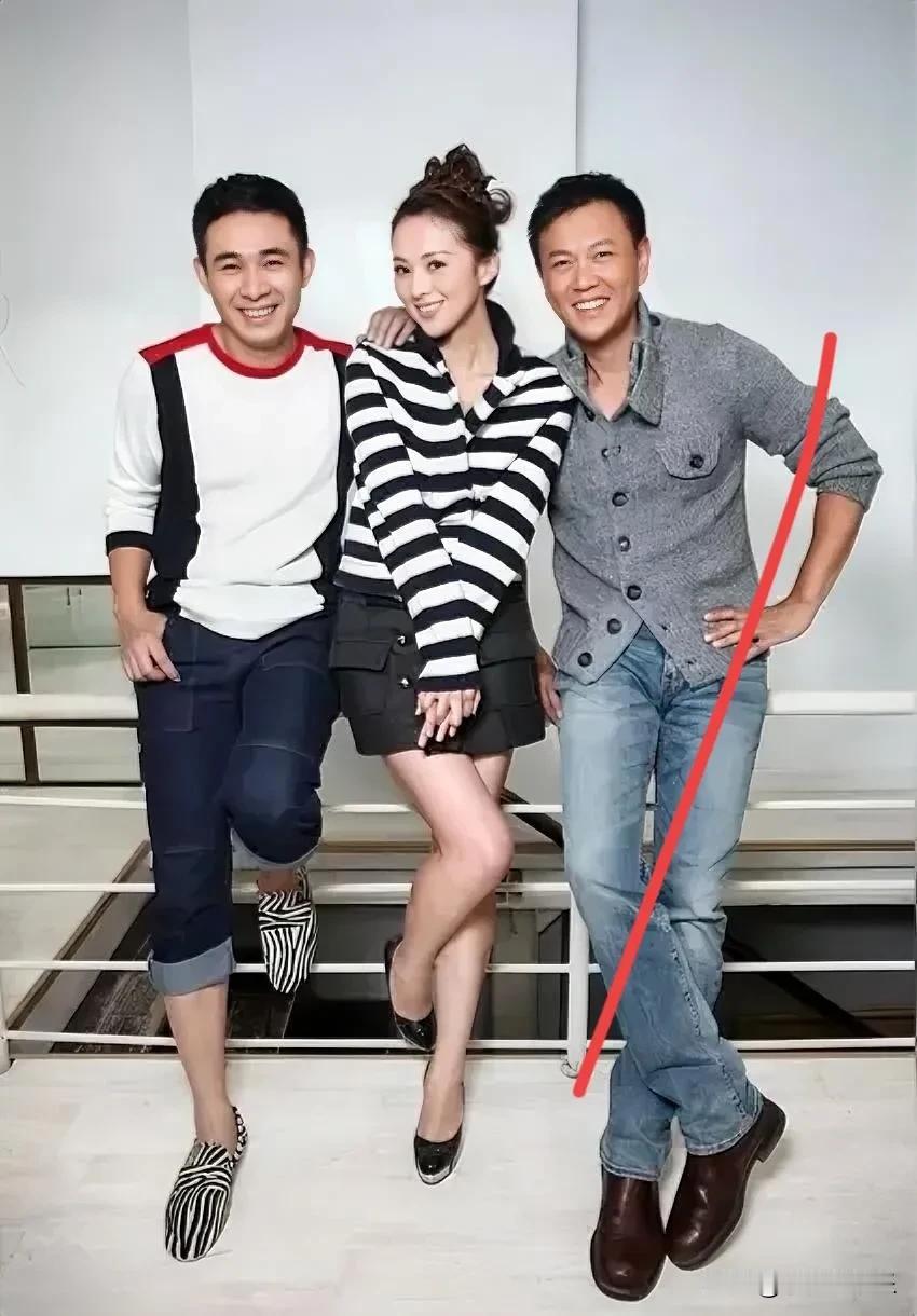 右边的是演员冯嘉怡，他不仅仅是个演员，还是个企业老板，虽然没有大红大紫，但他的演