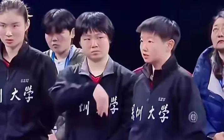 蒯曼一开始不服孙颖莎，表情不屑。这初始的抵触，如今看来却显得格外有趣。
