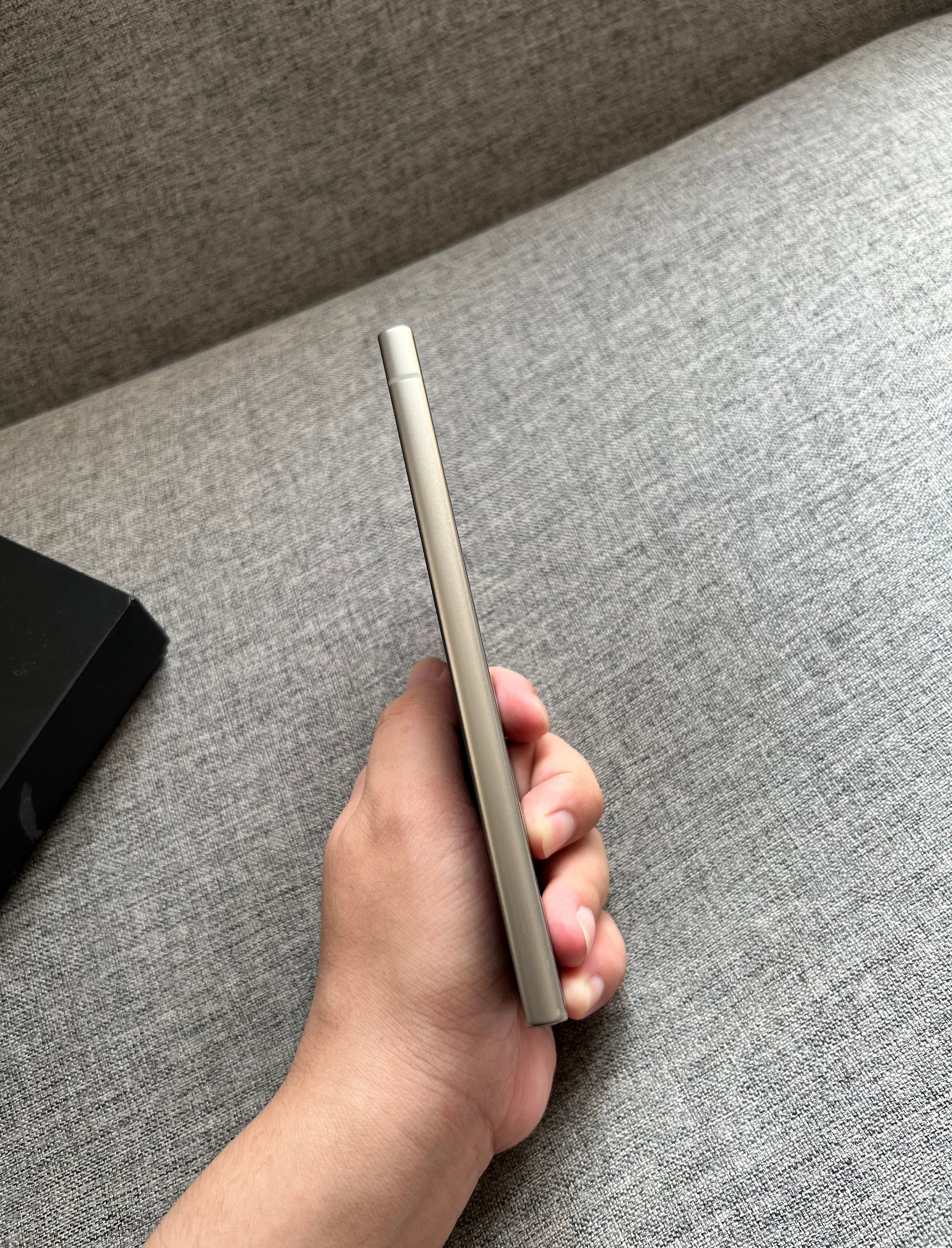 港版三星S24Ultra12+512G紫色，屏幕轻微划痕，外壳小磕碰划痕，