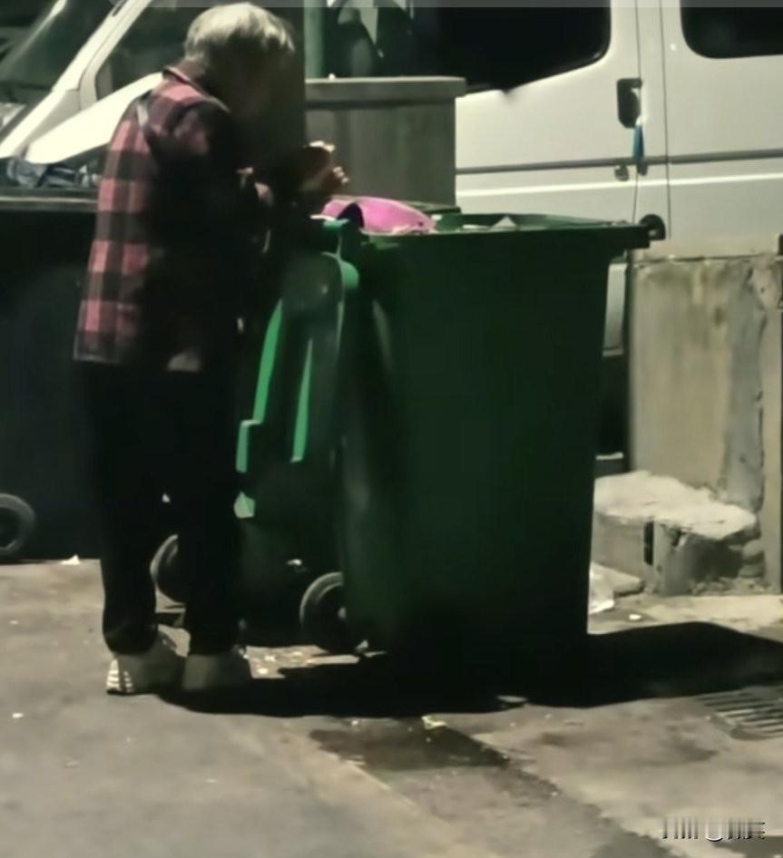 钱真不要太多了我爸妈今年已经七十多岁了,养老金每个月6000,差不多有40万的