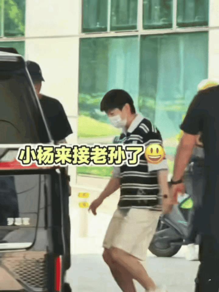 莎莎蹦跶的这两下子，蹦到我心里了，怎么那么可爱。小杨去机场接她了，她看到小杨，
