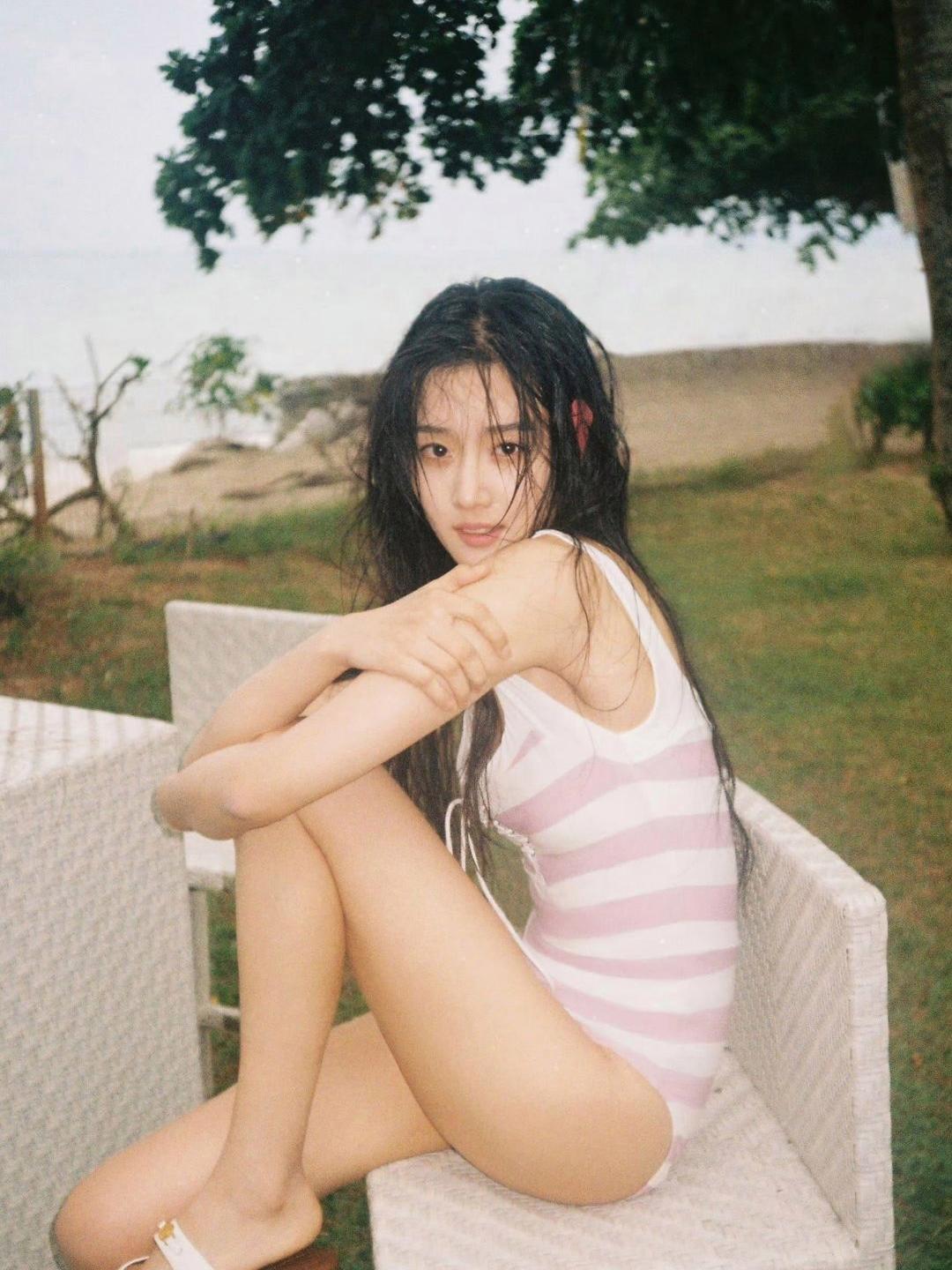 卢昱晓，粉色泳装湿发写真[赞]娱乐泳衣湿发