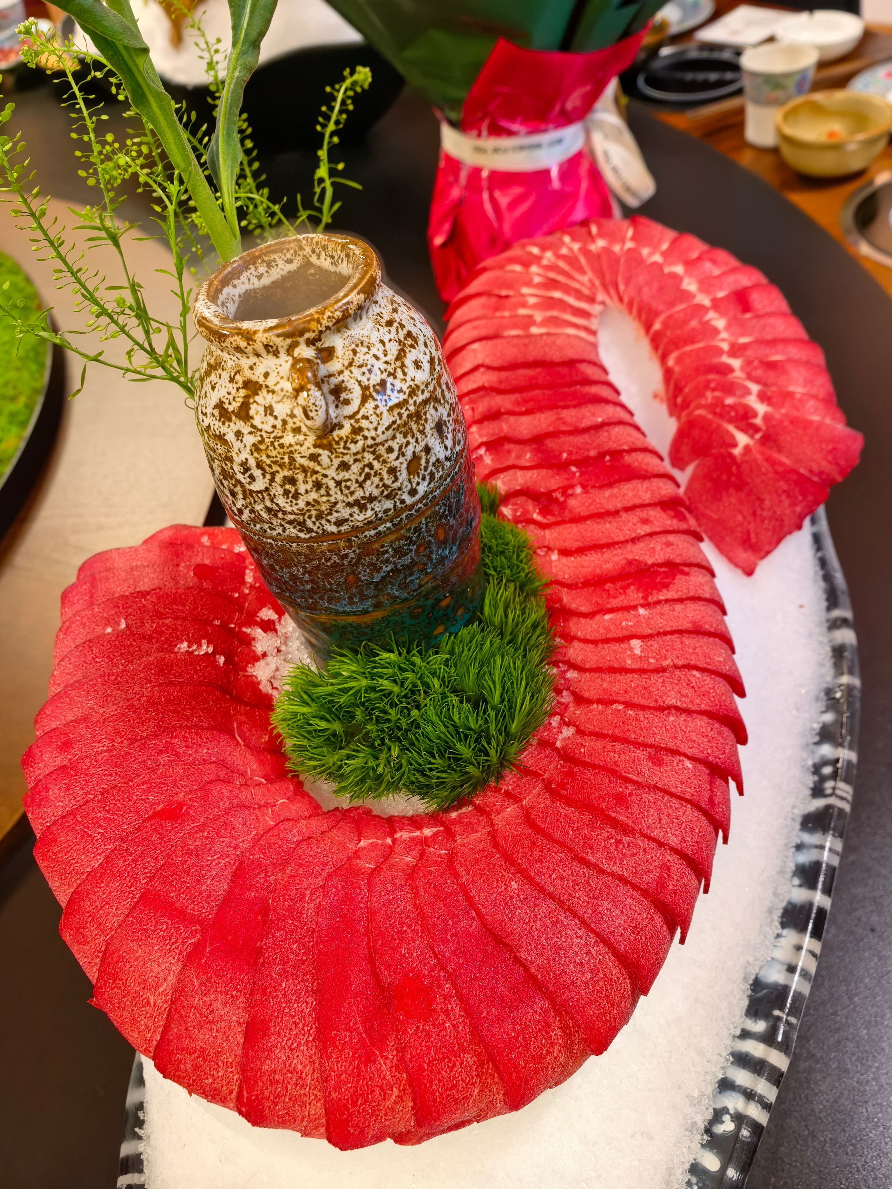 来到香格里拉，头一回吃到这么尊的火锅。朗嘉岭藏餐厅，为了让食客吃到最地道的新鲜牦