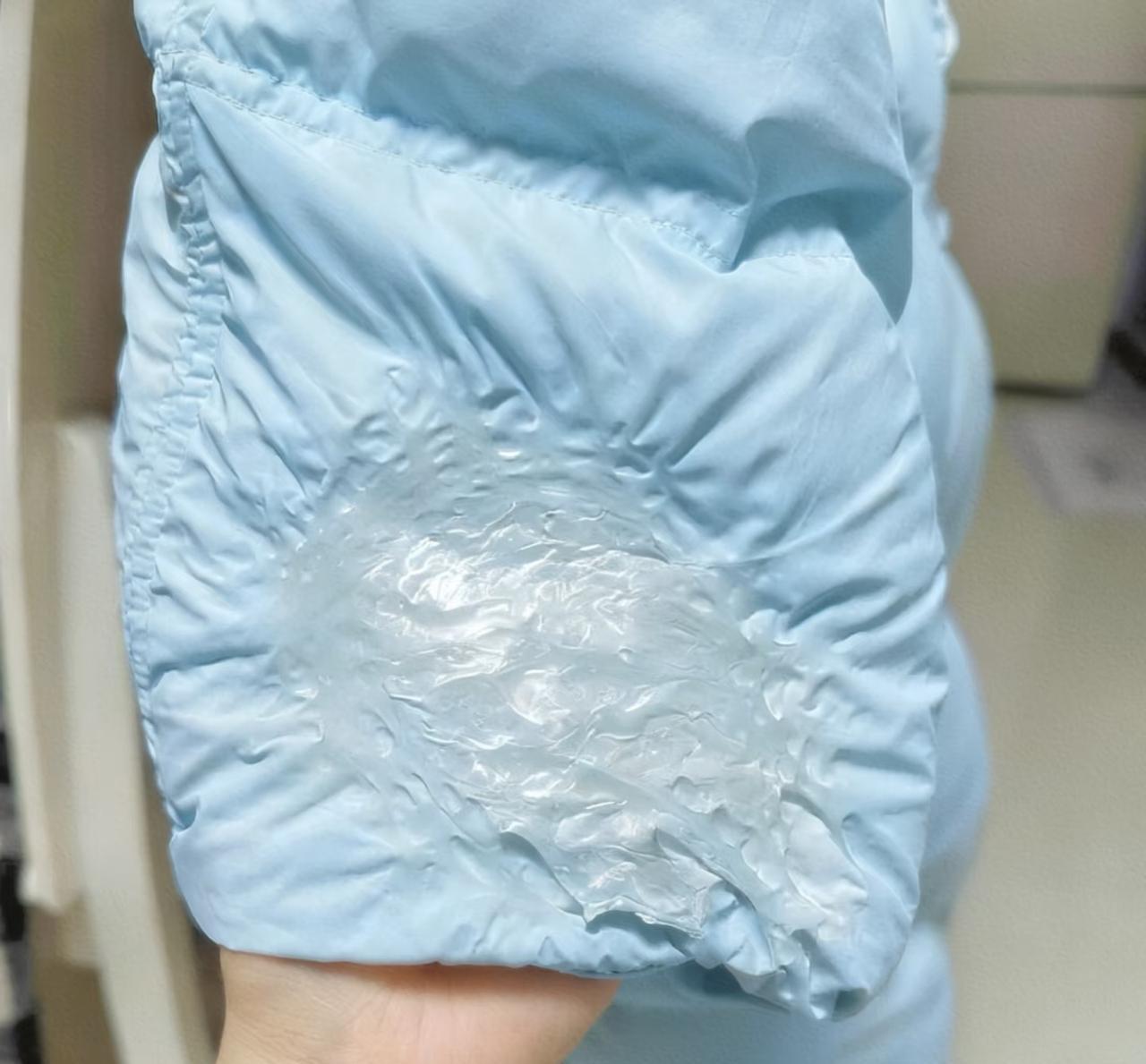 羽绒服如果被酒精湿巾“宠幸”，后果可能比想象中严重。最新案例显示，一位消费者用