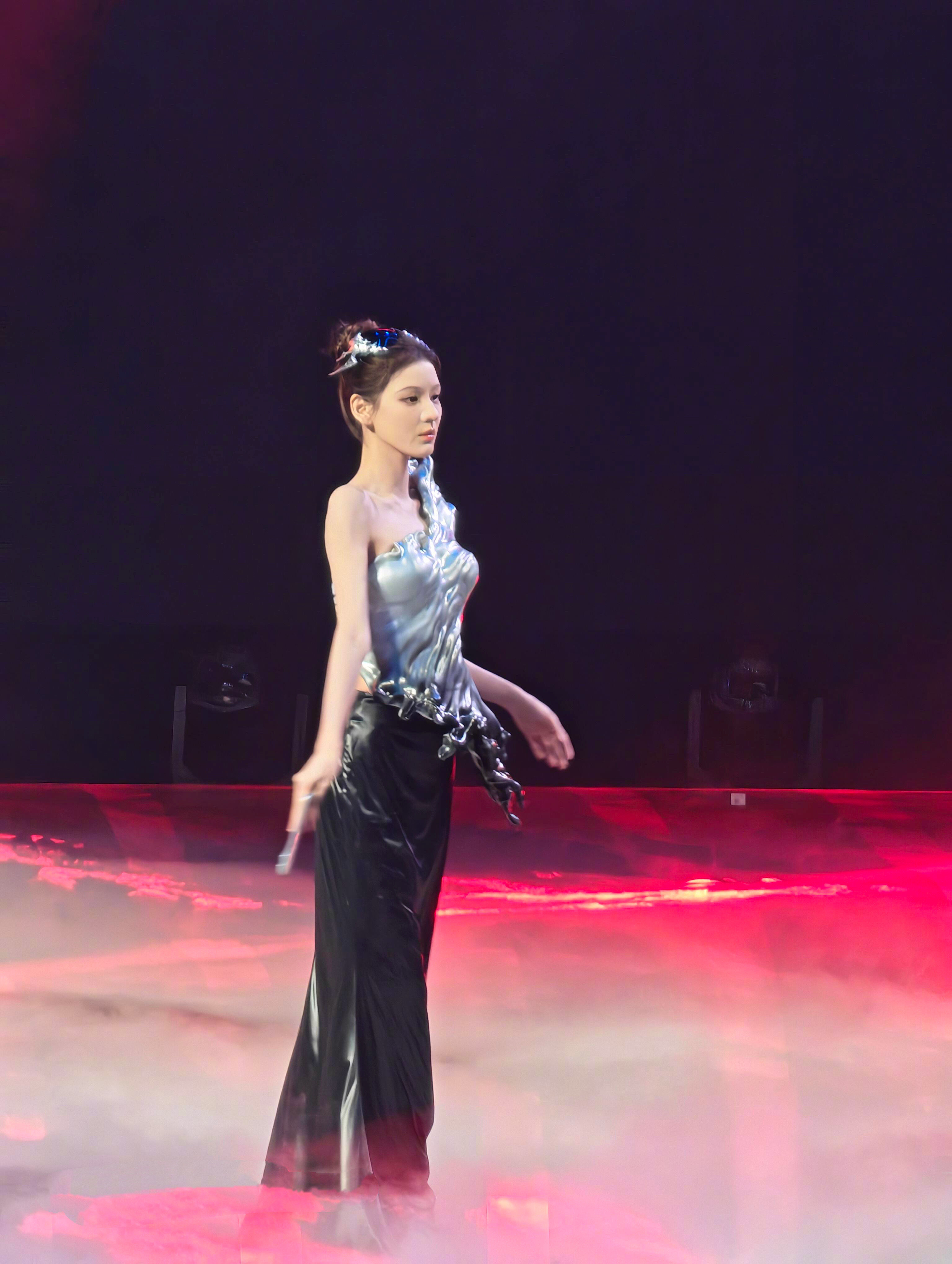 张予曦的礼服正式进入3D时代别人还在卷2D，张予曦的礼服已经正式进入3D时代了，