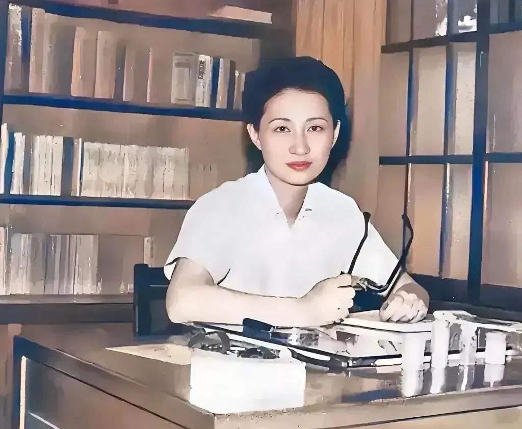 这是张学良的妻子赵四小姐的真实照片，也是让少帅一生念念不忘的女人！在少帅一无