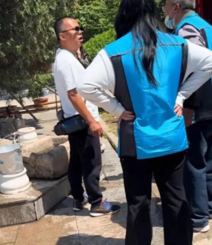 “好心提醒都不行吗！”5月1日青岛灵珠山菩提寺，一位白衣男子带着儿子要用井水洗手