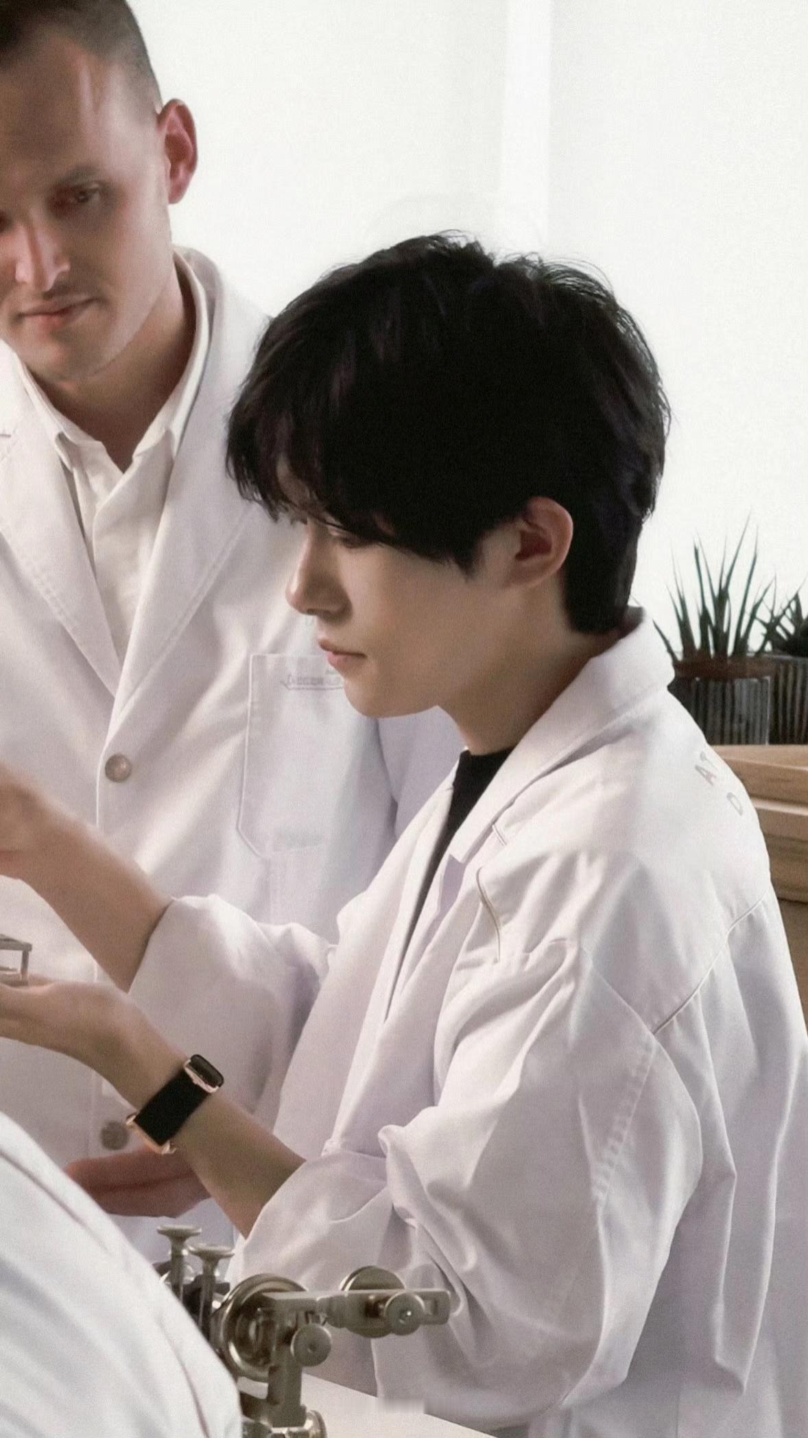 才发现后面那歪果佬看着我姐姐沙溢似