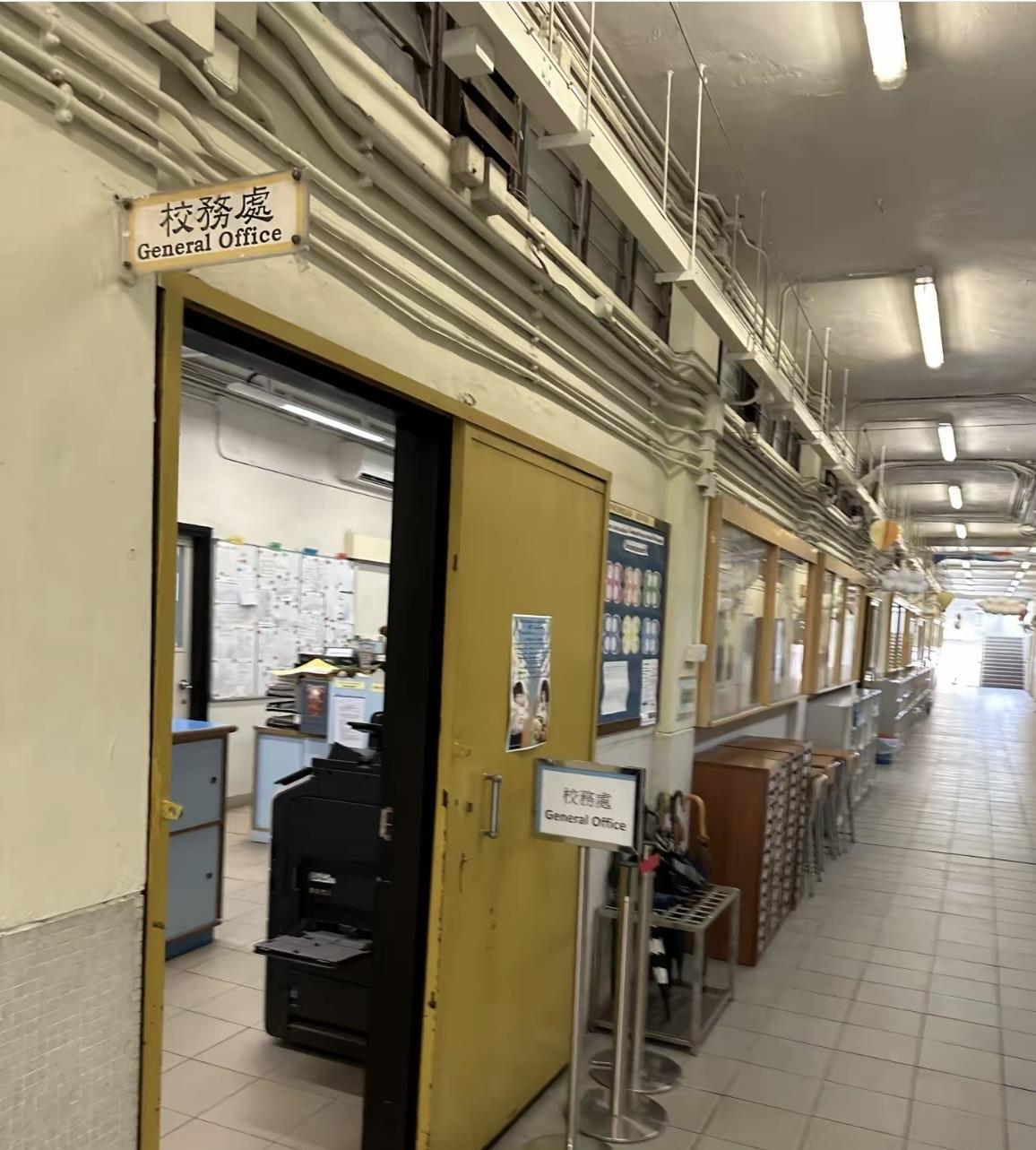 香港中小学三条校规最近引发网友关注：禁止家长添加老师私人微信、学生不得随意进入教