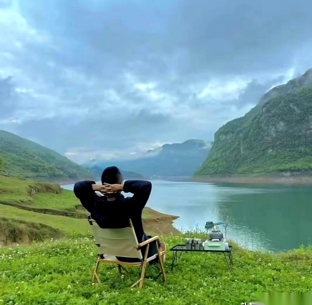 身边一个哥们，15年那波牛市，赚了整整一百万。你猜他干了啥？他跑了。连本带利