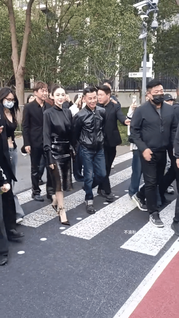 娜扎这波福利我一个女的都盯着看了好多遍翻了这个造型好多个角度的视频愣是没敢