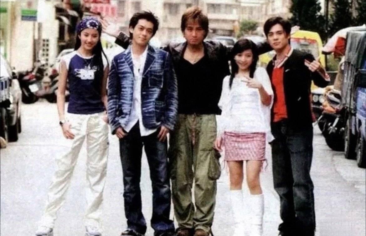 老照片里的刘亦菲，没想到她居然是个大高个