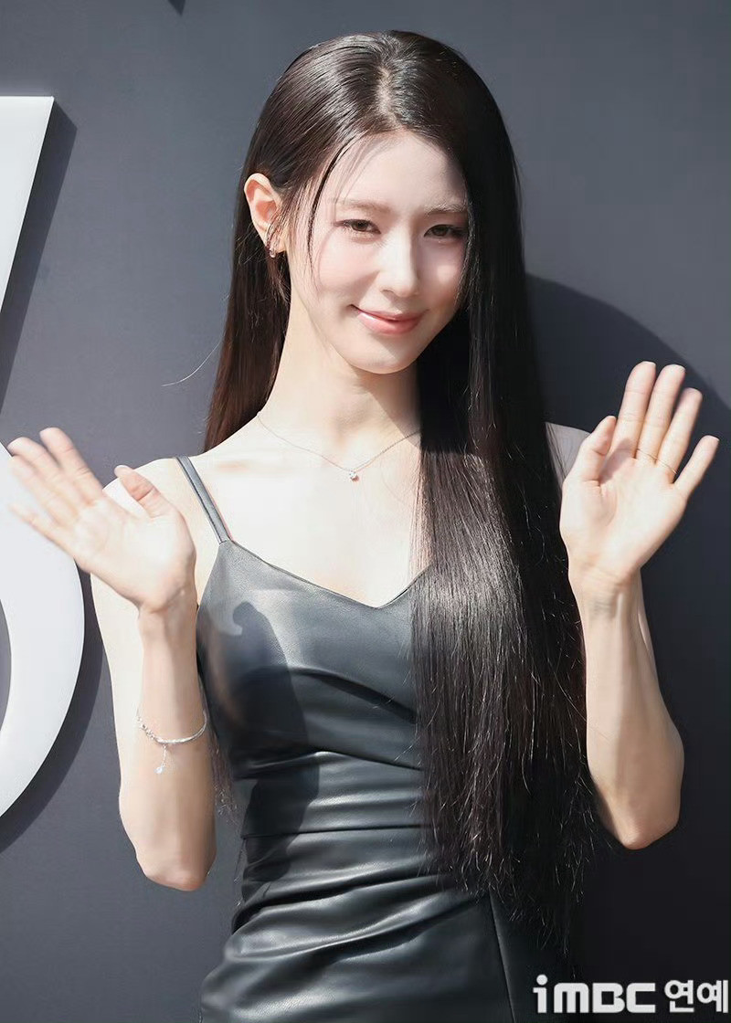 IRENE裴珠泫、赵美延​​​出席韩国YSLBeauty线下活动好美的两张