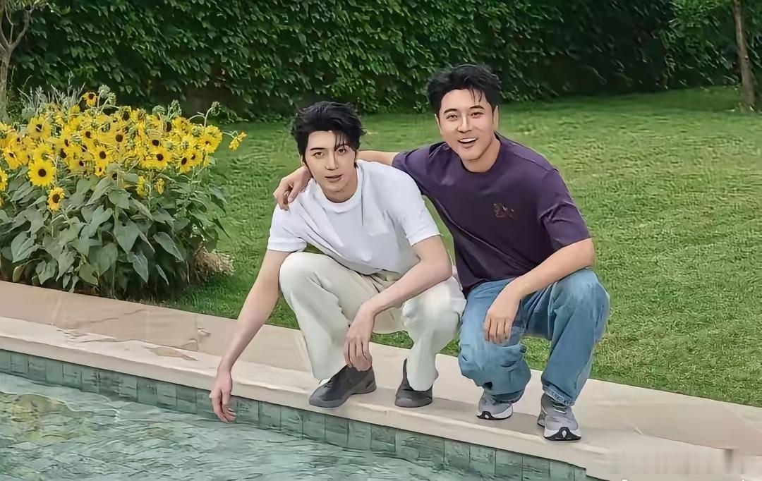 父亲节这天，张丹峰分享自己和儿子张镐濂合照，父子俩同穿一个品牌的衣服，一样的年轻
