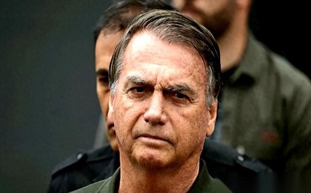 4:0，一票都没给他留。一个国家的前总统，马上就要被扔进监狱了。你说这剧本，