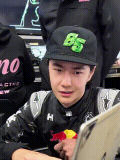 超超超可爱的85号车手王一博[墨镜]最酷炫的赛车手，最干净的眼神，最少年的模