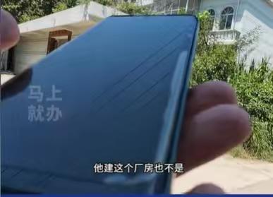 山东临沂，老汉有两块地，一块建了房子，有一块地他借给了村里的村民建塑料棚。可他没