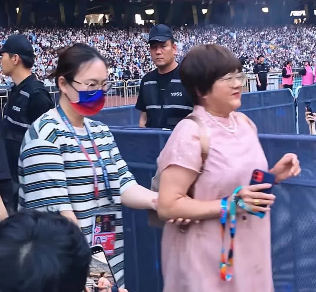张杰妈妈穿粉裙亮相儿子演唱会！母子俩如复制粘贴