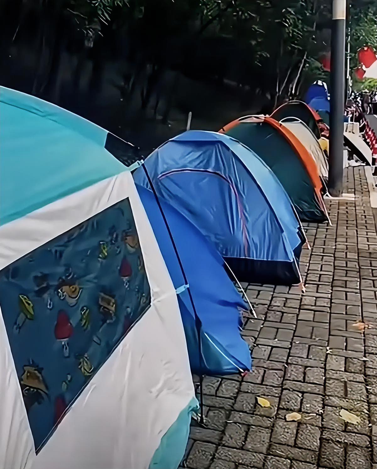 国家期间卖帐篷的赚钱了，但把开酒店的给害惨了！也不知道是谁的开的头，竟然在旅游期