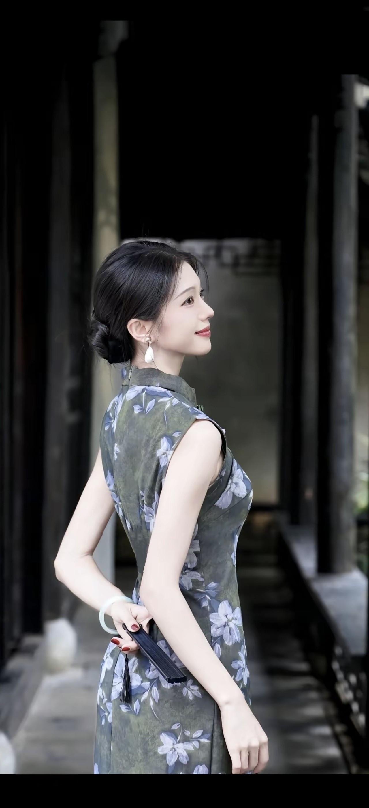 花影摇曳，人影绰约。