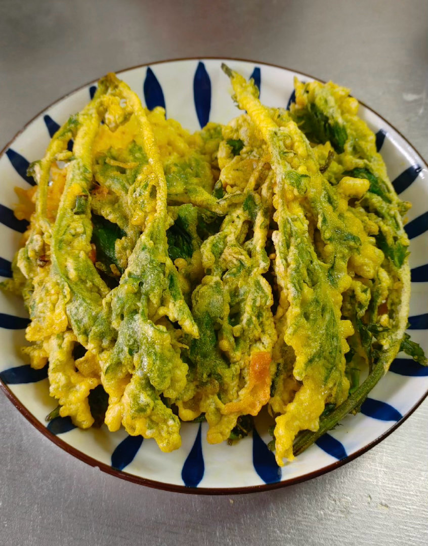 🌼春日限定炸油菜花&蒿子做法教程这是一道春日限定的野菜小吃，把油菜花和蒿