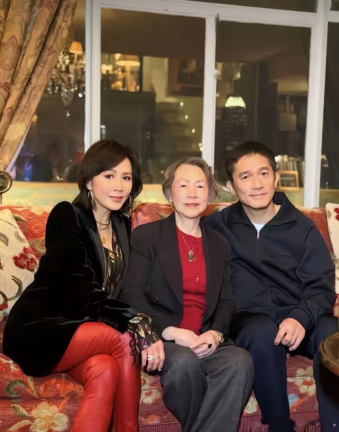 刘嘉玲夫妇在豪宅跨年，80岁刘妈妈打扮贵气好慈祥，弟弟全家也在。