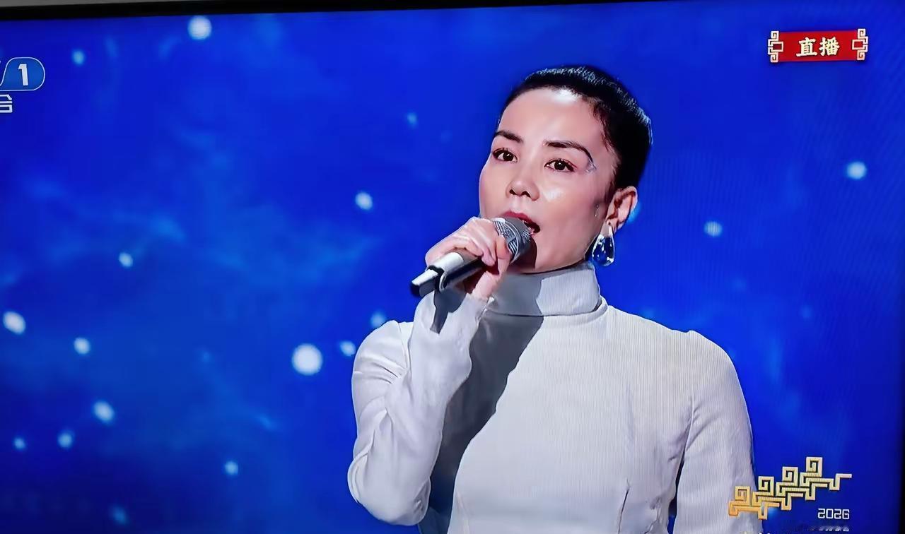 王菲今年春晚一开口，台下观众就傻眼了：这还是那个“仙女”？脸明显垮了，嗓音更是