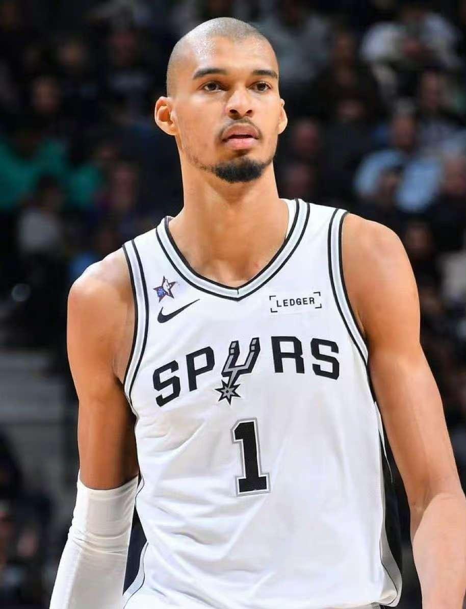 马刺25分大逆转快船！谁是本场赢球功臣，数据不会说谎马刺VS快船；上半场马刺攻