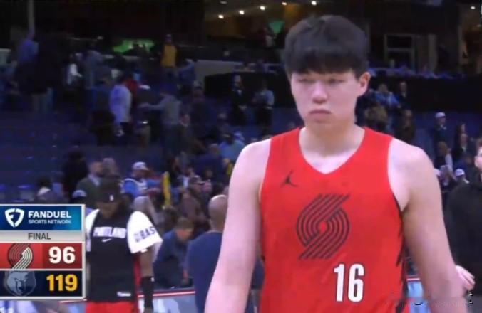 开拓者93比119不敌灰熊！杨翰森把扎克伊迪打到6犯离场！杨瀚森随后也被换下场，