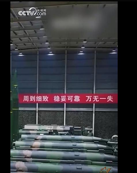 解放军多款硬核装备集中亮相，各式先进武器整齐列阵，满仓“大杀器”震撼刷屏，给国人