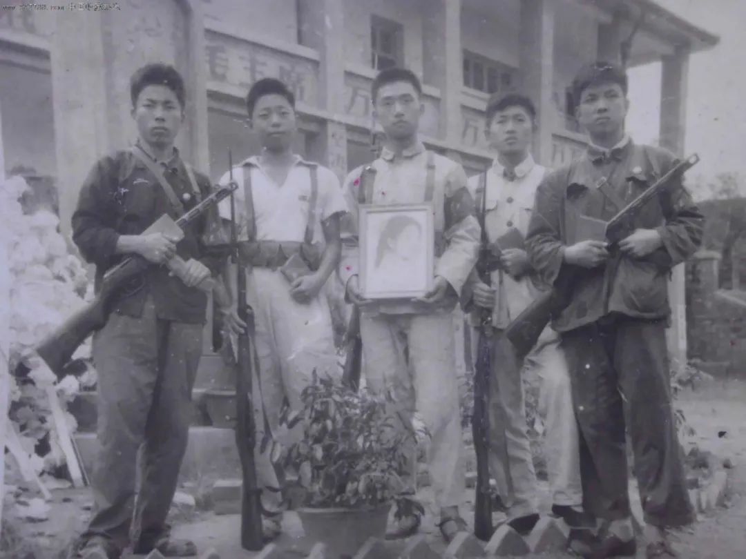 【来自投稿】1966，江西，赣州，参与武斗的年轻人的合影，中间的少年手捧着阵亡同