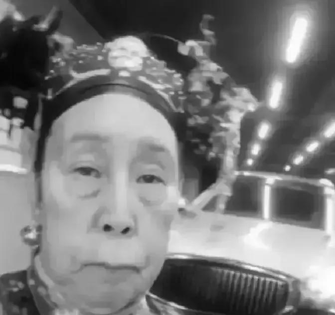 1900年，慈禧狼狈逃窜至山西首富乔家，临行时，慈禧让乔家借她10万两，乔致庸扑通一声跪倒在地：“3