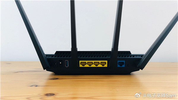 选家用路由器别被“穿墙王”等广告忽悠，实用性才是关键。新路由器设置简单，APP能
