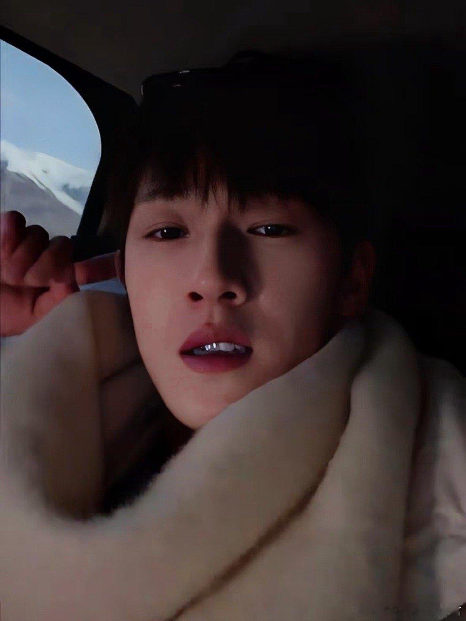 新疆白沙湖前跳企鹅舞，李昀锐太会了！每个动作都长在笑点上，通红的手掌见证他的努力