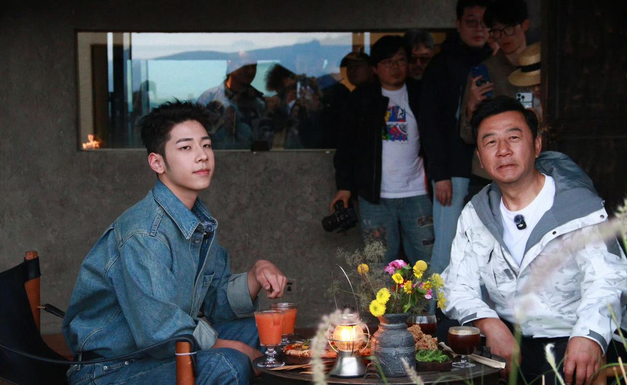 郭涛的儿子石头长着长着就成爸爸系列里面最帅的了。以前在节目里面胖嘟嘟的小石头完