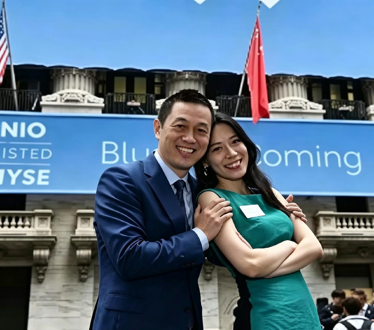 这张图片是2018年纽交所门口拍的。李斌搂着媳妇王屹芝，笑得真开心。那会儿蔚来刚