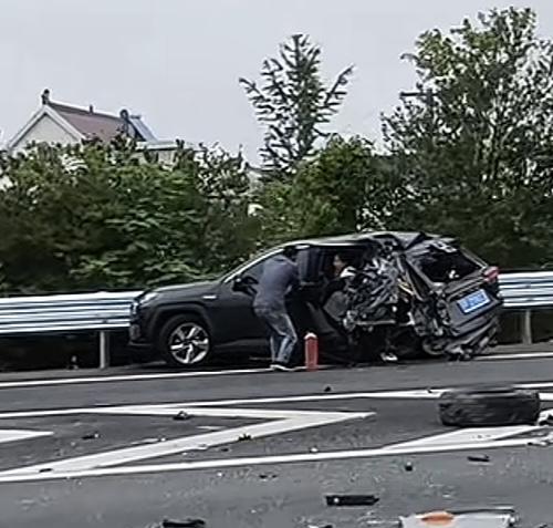 巨无霸大货车追尾小车，小车车尾烂成铁铁，车内人员险生还。6月1日11点左右，沈海