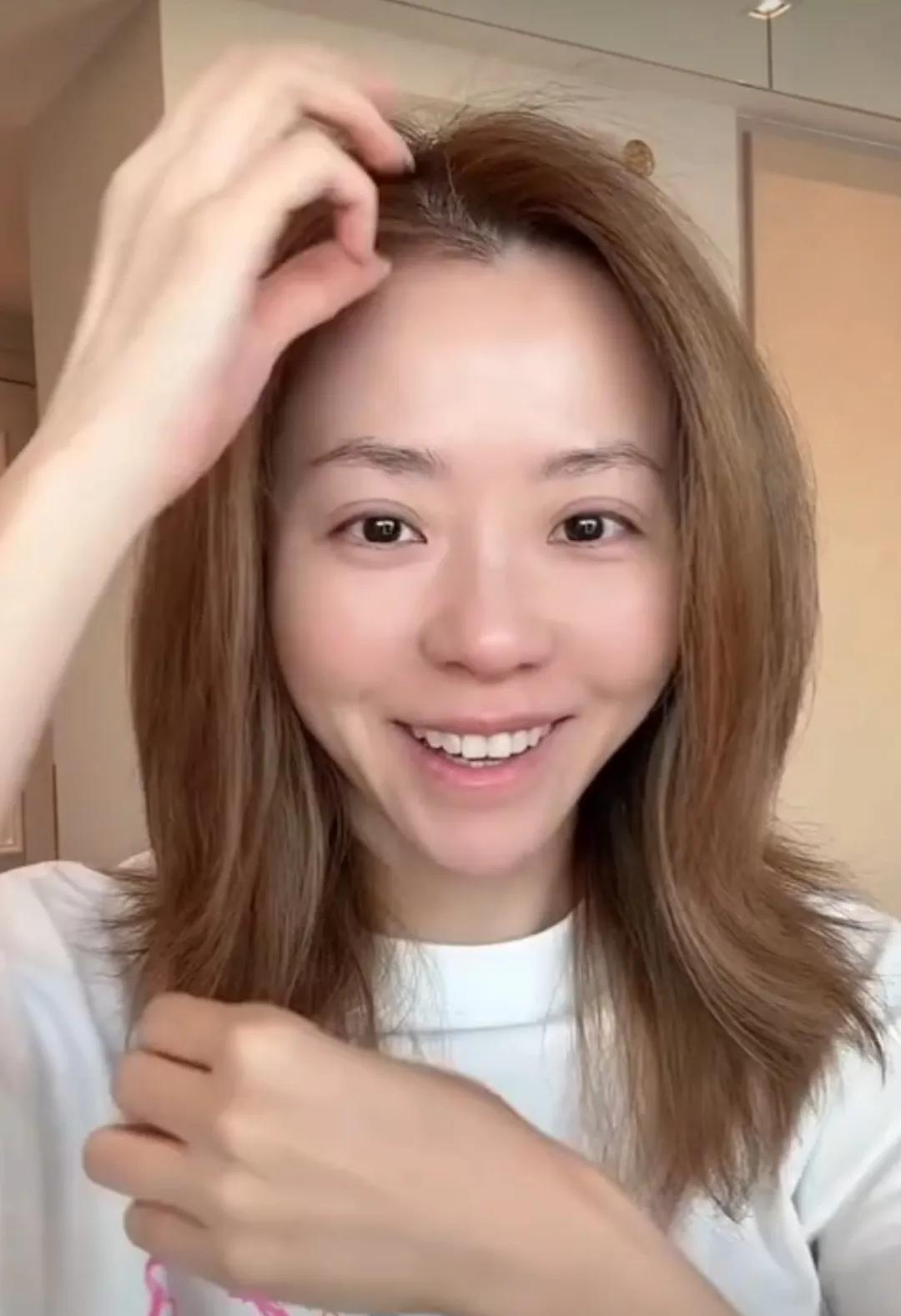 纯素颜的张靓颖，你还认识吗？有网友说压根认不出来!认不出来没关系，这才是最真